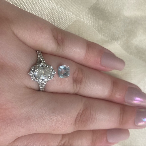 Aquarmarine Round Cut - Picture 4 of 5